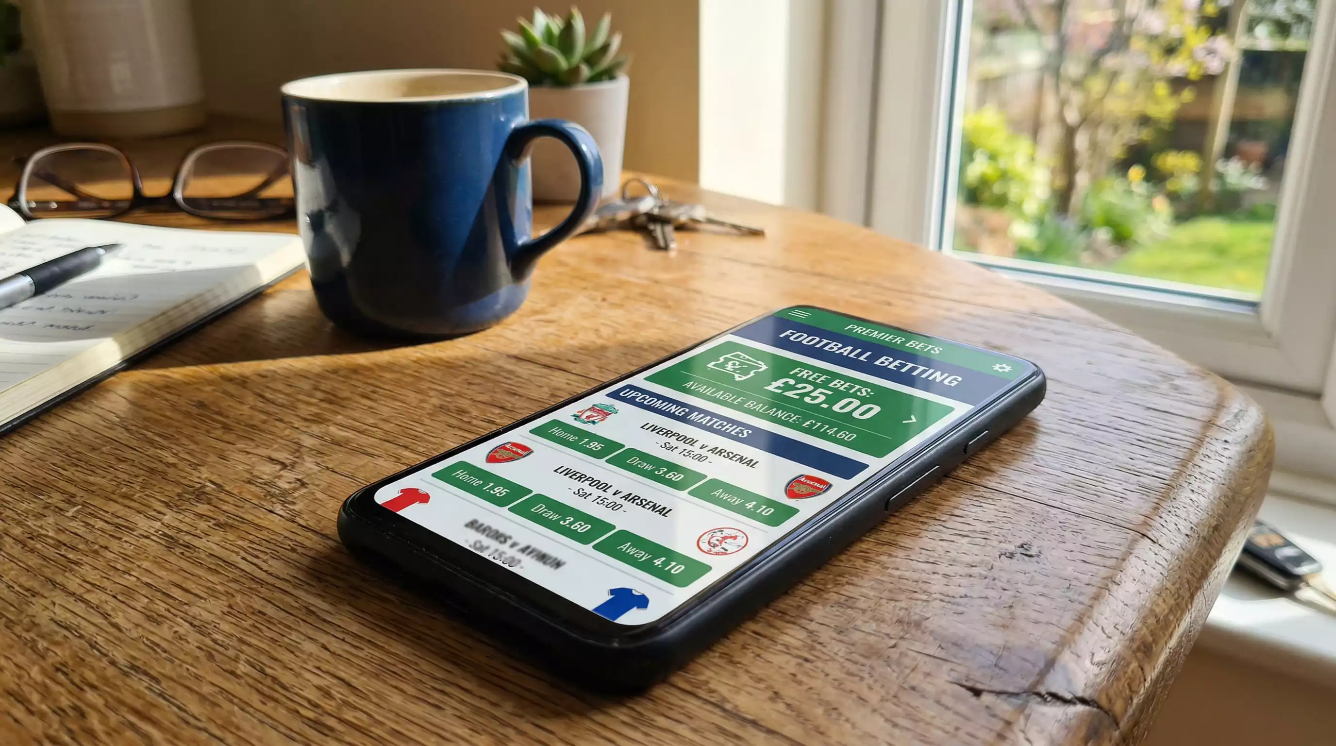 Smartphone a mostrar jogo de futebol ao vivo com interface de apostas in-play e saldo de freebet visivel