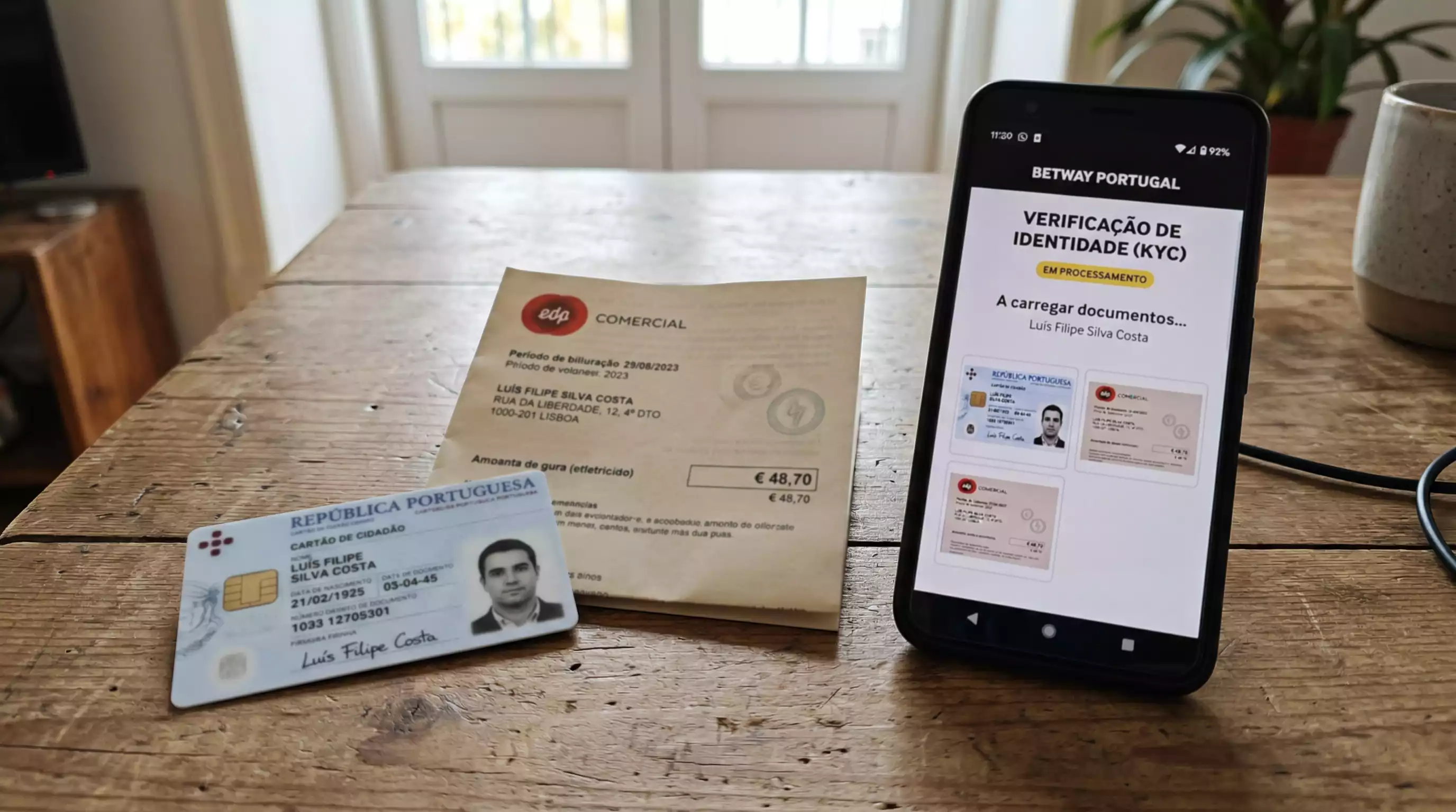 Cartao de cidadao portugues e comprovativo de morada sobre mesa junto a smartphone